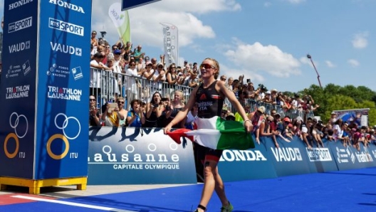 Verena Steinhauser sul traguardo di Losanna col Tricolore (ITU Media)