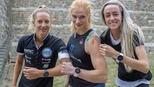 Emma Pallant (triathlon), Annie Thorisdottir (crossfit) e Eilish McColgan (atletica) con il nuovo Vantage V