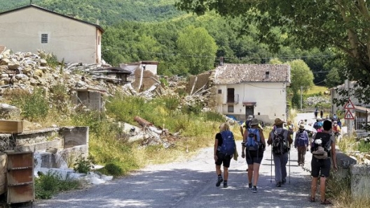 In cammino tra le macerie di Amatrice (foto Cristina Menghini)