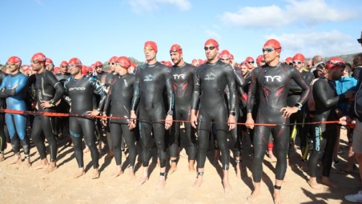 La partenza del Chia Sardinia Triathlon (foto Colombo)