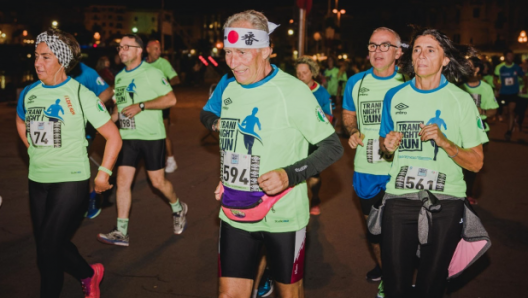 Giovanni Dellisanti, 75 anni, al centro della foto, durante la Trani Night Run