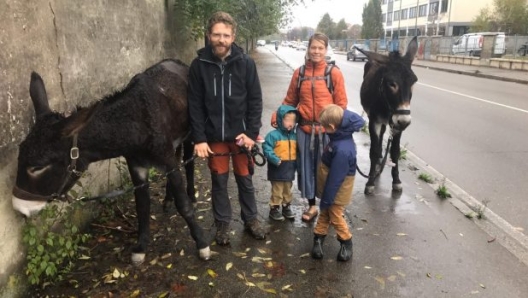 Foto di famiglia durante il passaggio a Piacenza - ? liberta.it