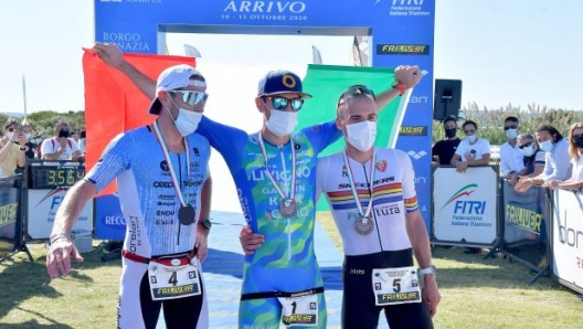 Giulio Molinari al traguardo della Borgo Egnazia Tri fra Alessandro Degasperi e Matteo Fontana - foto ENDUpix