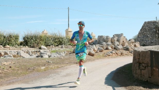 Giulio Molinari durante la Borgo Egnazia Tri - foto ENDUpix