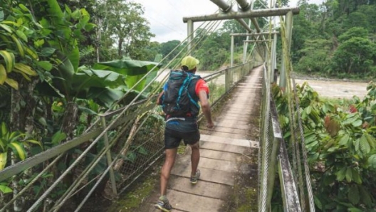 Ultrarunner lungo un passaggio della Volcano Ultramarathon in Costa Rica 2020