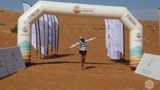  Nella foto, Davide Vitali taglia il traguardo della Oman Desert Marathon