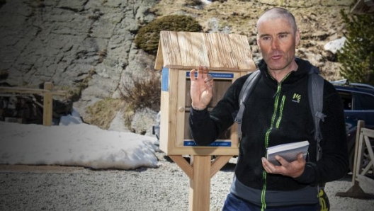 Marco Confortola inaugura il Piccolo rifugio di libri (foto Enrico Bignola)