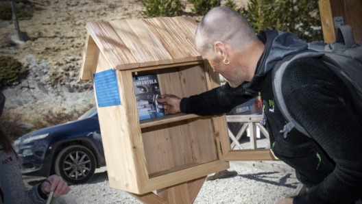 Marco Confortola inaugura il Piccolo rifugio di libri (foto Enrico Bignola)