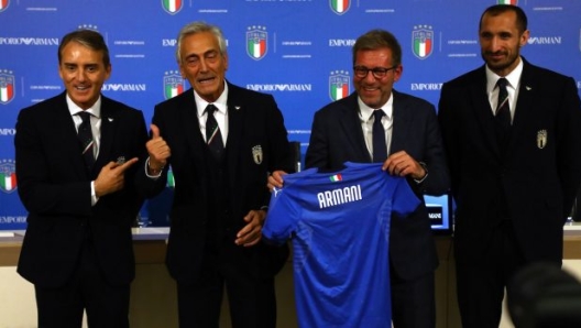 Il ct Roberto Mancini, il presidente Figc Gabriele Gravina, il direttore commerciale di Armani Giuseppe Marsocci e il capitano Giorgio Chiellini alla presentazione della partnership Figc-Armani.