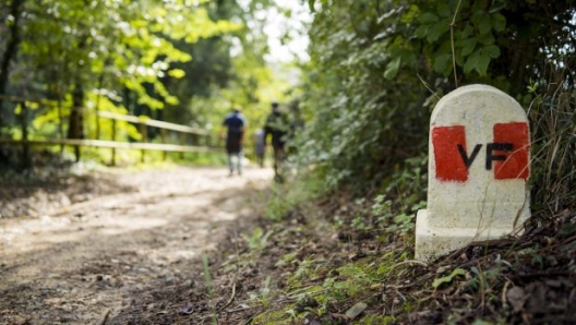 La Via Francigena che da Canterbury portava a Roma è un itinerario della storia, una via percorsa in passato da migliaia di pellegrini in viaggio per Roma. Eccone una pietra miliare nel suo percorso in Toscana, in provincia di Siena, nei pressi di San Gimignano