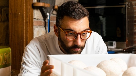 Antonio Pappalardo controlla gli impasti della sua pizzeria.