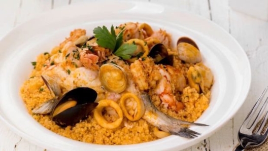 Il tradizionale cous cous alla trapanese è basato sul pesce