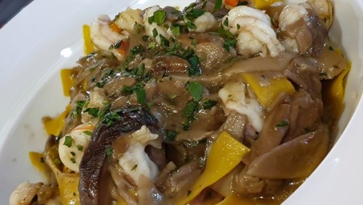 Fettuccine ai funghi misti con mazzancolle ed erbe robuste: la ricetta di Usai.