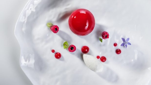 Yogurt e lamponi: uno dei capolavori che Tortora ha preparato quando era pastry chef del tristellato St. Hubertus a San Cassiano (foto Daniel Töchterle)