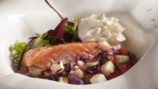  Scaloppa di salmone con insalata greca in versione moderna e crema allo yogurt