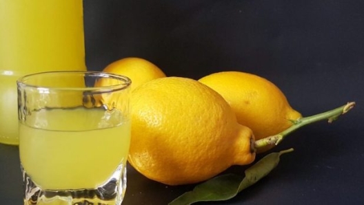 Il limoncello: sempre divertente prepararlo in casa.