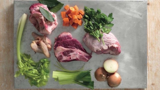 Una buona selezione di ingredienti per il brodo di carne