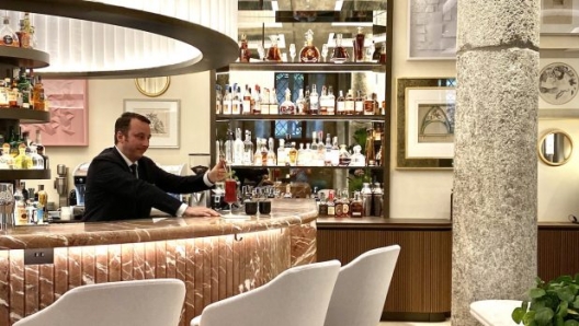 Luca Angeli al bancone dello Stilla, il bar del Four Seasons Hotel di Milano