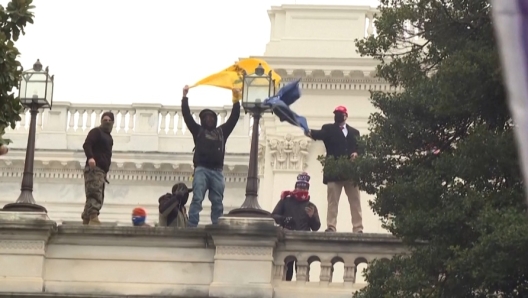 Notizie shock dalla capitale degli Usa, Washington. Durante le ultime ore della giornata di ieri, la città è stata lo scenario di violente proteste, messe in atto da niente meno che i supporter di Donald Trump. Il tutto è avvenuto durante il Congresso, all’interno del quale era in atto il processo di certificazione della recente vittoria di Joe Biden: ecco le tappe di quanto avvenuto