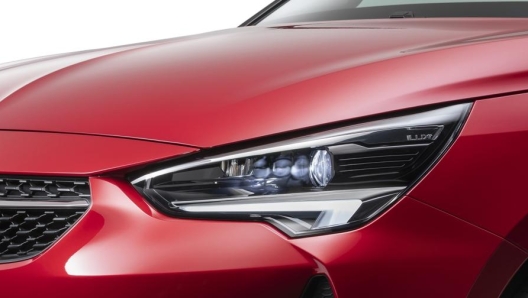 Una tecnologia avanzata a disposizione di tutti, non solo nell’alto di gamma. I fari a matrice di Led Opel Intellilux illuminano efficacemente la strada senza abbagliare gli altri utenti, grazie ad una sofisticata gestione ottica, elettronica e informatica. Disponibili su Insignia, Astra, Mokka e anche la nuova Corsa, unico modello nel segmento B