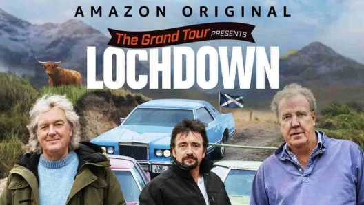 Il trio che ha fatto la fortuna di “Top Gear”, Jeremy Clarkson-James May-Richard Hammond, torna con una nuova edizione di “The Grand Tour” su Amazon Prime Video dal 30 luglio. Il documentario del trio, ambientato in Scozia, si chiama “Lochdown”: gioco di parole tra Loch (lago in dialetto scozzese) e lockdown, perché è stato girato nel 2020 durante la pandemia. È un lungo viaggio fino all’estremo nord della Scozia a bordo di tre storiche auto americane: una Lincoln, una Cadillac, una Buick. La domanda originale era? Perché in Europa i miti americani hanno spopolato eccetto le automobili? Lo abbiamo chiesto a Clarkson...