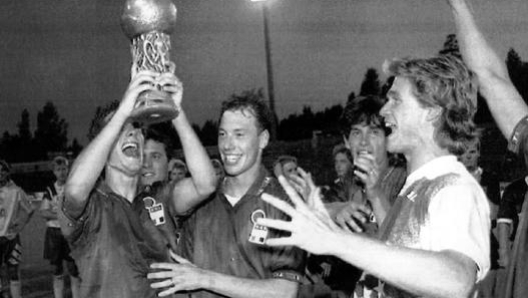 La gioia di Renato Buso con il trofeo vinto grazie ai suoi tre gol: accanto a lui si riconoscono Marcolin, Albertini e Verga