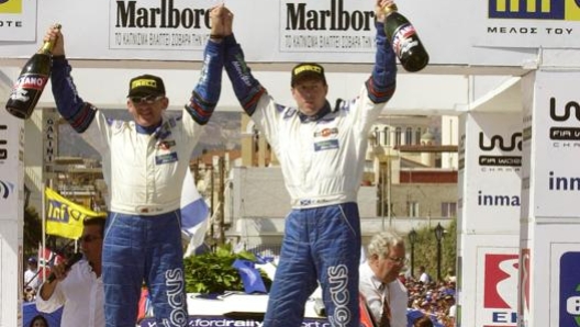 Colin McRae, a destra, festeggia con Nicky Grist il successo all'Acropoli 2002 su Ford Focus. Ap