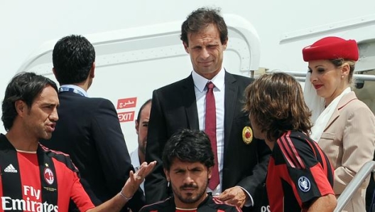 Lo sbarco di Allegri al Milan: davanti a lui tre senatori, da sinistra Nesta, Gattuso e Pirlo