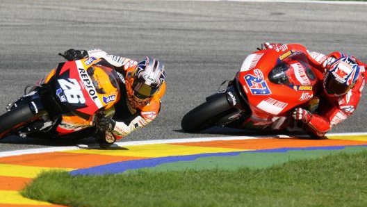 Pedrosa davanti a Stoner nel 2007 a Valencia. Afp