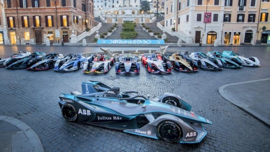 Formula E vuole celebrare il ritorno nella città eterna con una foto unica e iconica realizzata questa mattina in Piazza di Spagna a Roma. Le undici monoposto Gen2 sono state schierate attorno alla Fontana della Barcaccia ai piedi della scalinata di Trinità dei Monti.  Lo scatto racconta il legame della Capitale con Formula E ed è non solo il simbolo del GEOX Rome E-Prix 2019 ma anche dell’impegno concreto di Roma nei confronti della mobilità sostenibile