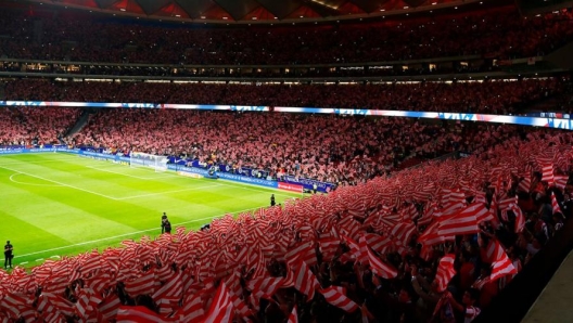 I colori biancorossi accendono lo stadio perfetto per Atletico Madrid-Juventus. Ma lassù in curva ci sono 4000 tifosi bianconeri