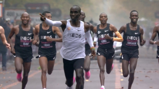 Gli highlights dell'impresa del keniano a Vienna: è il primo a correre la maratona sotto le 2 ore. Il record però non può essere omologato per le condizioni in cui è stato ottenuto