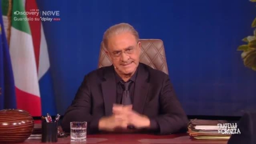 Nel corso di Fratelli di Crozza, in onda tutti i venerdì in prima serata sul Nove, Maurizio Crozza nei panni del presidente della Regione Campania Vincenzo De Luca ricorda Maradona. Live streaming, episodi completi e clip extra su Dplay.com.