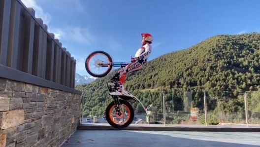 Dopo il primo allenamento “indoor” ecco un altro video di Toni Bou: la quarantena ha costretto il Campionissimo del trial ad allestire un vero e proprio percorso a ostacoli sul terrazzo di casa