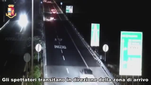 Organizzavano corse clandestine notturne in auto sulla A19 Catania-Palermo, mettendo in pericolo la sicurezza di altri automobilisti: quattro persone, tre delle quali con pregiudizi per reati in materia di armi, sostanze stupefacenti e contro il patrimonio, sono state indagate. Queste immagini risalgono alla notte dell’ 11 luglio scorso: un vero e proprio percorso di gara con traguardo e tanto di pubblico presente, sfrecciando ad oltre 260 Km/h