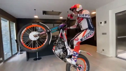 Ecco come si allena il campione Toni Bou in moto dentro casa