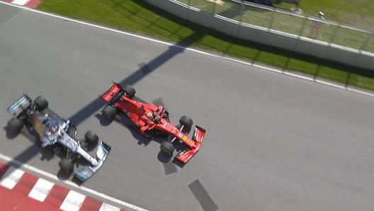 Il momento della manovra di Vettel che è costata al tedesco 5 secondi di penalità e la vittoria