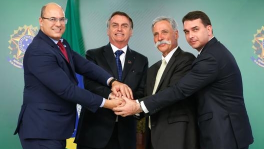 Il governatore di Rio de Janeiro Wilson Witzel, Jair Bolsonaro, Chase Carey e il senatore Flavio Bolsonaro. Afp