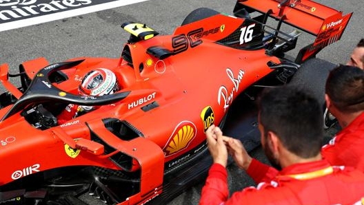 Charles Leclerc applaudito dai meccanici Ferrari. Getty