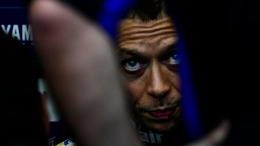 Valentino Rossi ai box del Mugello. Afp