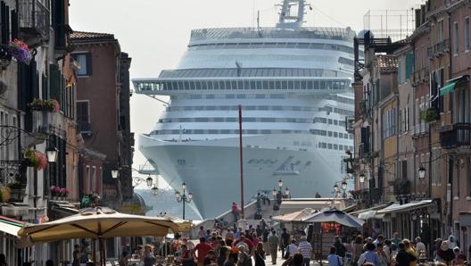 Una nave a Venezia vista dal sestriere di Castello. Ansa