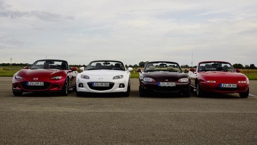 Dall’attuale alla nonna. Da sinistra la Mazda MX-5 ND, NC, NB e NA