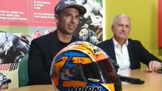 Marco Melandri, 36 anni, annuncia il ritiro. A destra il manager Vergani