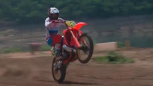 Alex ha sperimentato in prima persona la nomea di “strappabraccia” della brutale Honda CR500