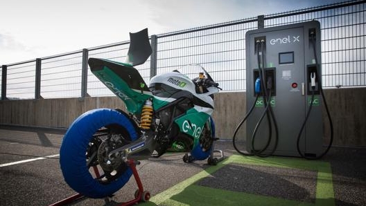 Una Energica Ego Corsa al rifornimento