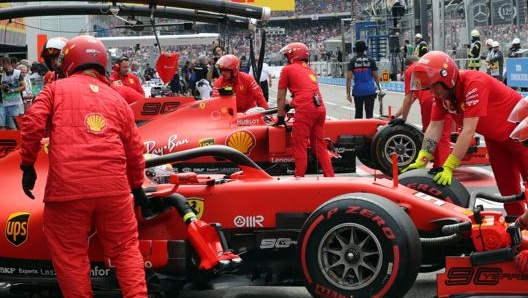 Le Ferrari ferme ai box di Hockenheim. Lapresse