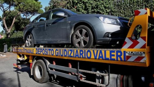 L’intervento di un carro attrezzi a Roma. Ansa