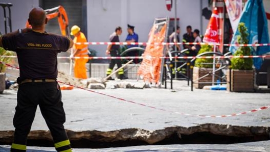 La voragine è larga otto metri e profonda 12. Ansa