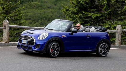 La Mini Jcw Cabrio è ideale per la città e le gite nei fine settimana