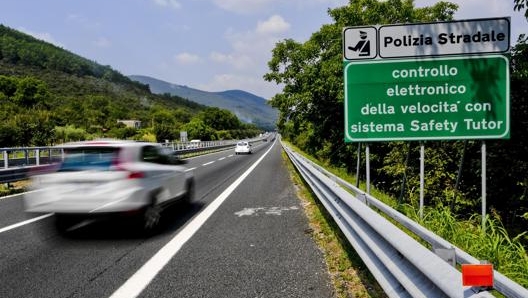 Un cartello sulla A30 Caserta-Salerno. Ansa